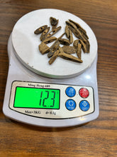 Load image into Gallery viewer, Natural oud from Filipino Lyete underwater