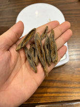 Load image into Gallery viewer, Natural oud from Filipino Lyete underwater