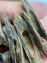 Load image into Gallery viewer, Natural oud from Filipino Lyete underwater