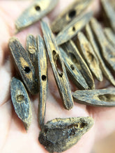 Load image into Gallery viewer, Natural oud from Filipino Lyete underwater