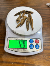 Load image into Gallery viewer, Natural oud from Filipino Lyete underwater