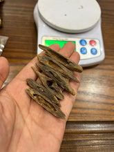 Load image into Gallery viewer, Natural oud from Filipino Lyete underwater