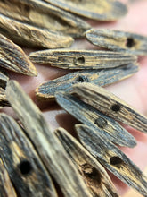 Load image into Gallery viewer, Natural oud from Filipino Lyete underwater