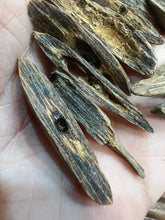Load image into Gallery viewer, Natural oud from Filipino Lyete underwater