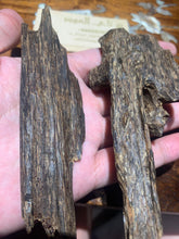 Load image into Gallery viewer, Vintage oud from Cambodia fast sinking - uthaiagarwood
