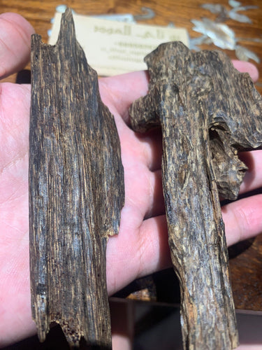 Vintage oud from Cambodia fast sinking - uthaiagarwood